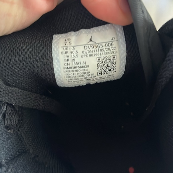 Nike Air Jordan 1 Retro Mid Men’s 7.5 Red Black White - Picture 7 of 8